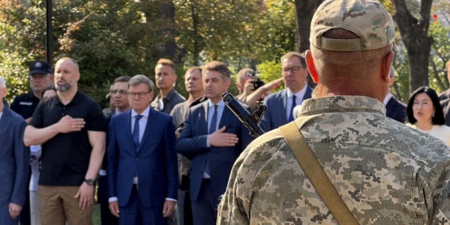 Ihor Terechow (hinten, l-M), Bürgermeister von Charkiw, Oleh Synjehubow, Gouverneur des Gebiets Charkiw, Johann Wadephul (CDU), Bundesaußenminister, und Jewhen Perebyjnis, stellvertre...