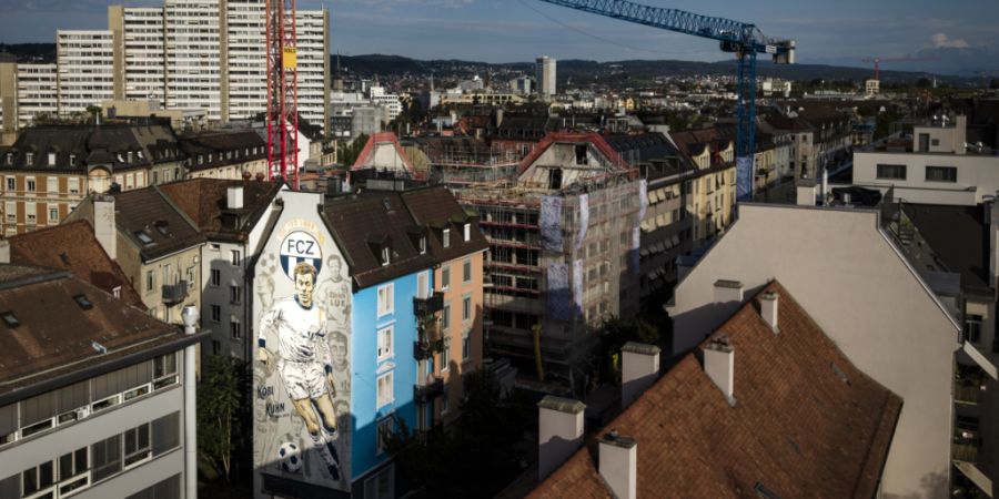Das Wandbild von Köbi Kuhn verschwindet aus dem Stadtbild. An diese Fassade wird ein Haus gebaut.