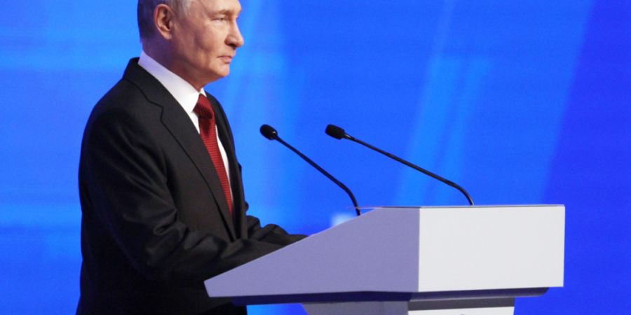Auf dem Pool-Foto, das über die Agentur Sputnik via AP zur Verfügung gestellt wurde, redet der russische Präsident Wladimir Putin auf dem Parteitag von «Einiges Russland». Foto: Gavr...