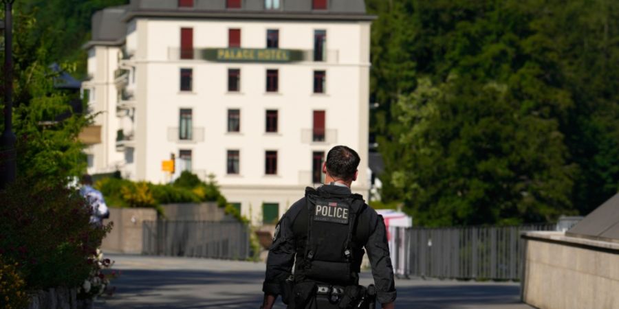Ein Mitarbeiter des United States Secret Service geht vor dem Palace Hotel, in dem die Verhandlungen zwischen den USA und dem Iran im Bürgenstock Resort stattfinden. Foto: Vadim Ghirda...