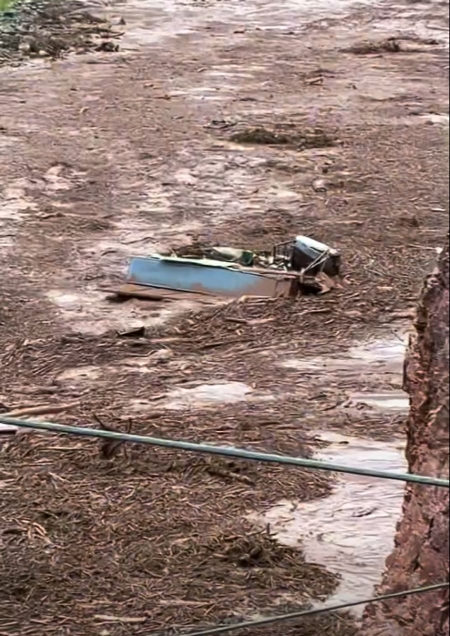 Bilder aus den sozialen Medien zeigen das Ausmass der Sturzflut.