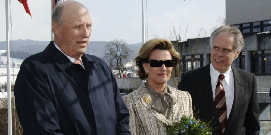 Der am Freitag verstorbene norwegische König Harald V. und seine Frau, Königin Sonja, besuchten 2006 die Schweiz - hier im Bild mit dem damaligen Bundespräsidenten Moritz Leuenberger...