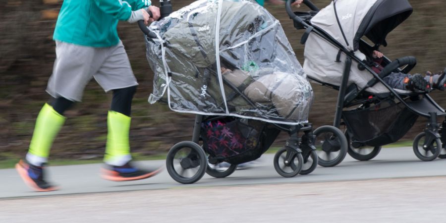 Eltern, die mit dem Kinderwagen joggen, verletzen sich deutlich seltener als Läufer ohne Wagen. Eine Studie zeigt: Hinter diesem Schutzeffekt stecken verschiedene Gründe. (Archivbild)