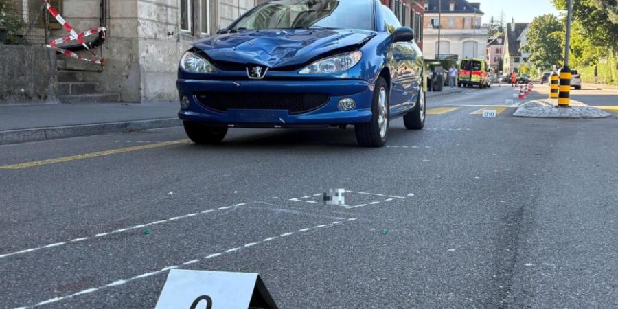 Bei einem Verkehrsunfall in Horgen ist laut Polizei eine Fussgängerin so schwer verletzt worden, dass sie in der Nacht im Spital verstarb.