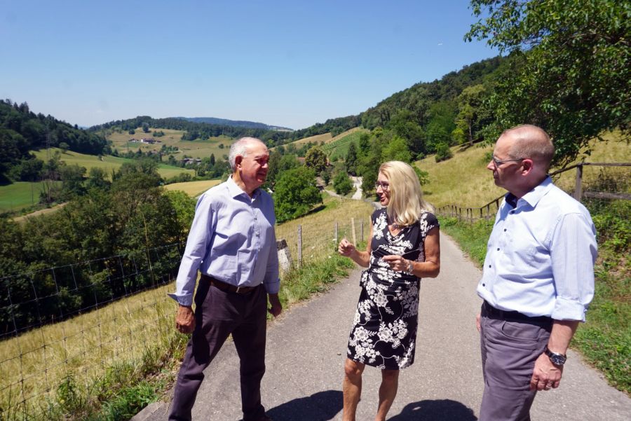 Hans Hollenstein (links), Therese Schläpfer und Ralph Bauert diskutieren vor Ort über das mögliche Windrad auf dem Berenberg.
