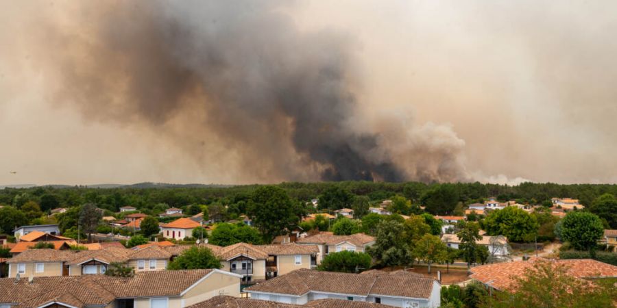 Ferienparadies in Flammen: In Windeseile verbreiten sich die Waldbrände an der französischen Westküste und zwingen zahlreiche Gäste aus der Schweiz, den beliebten Badeort am Cap-Fer...