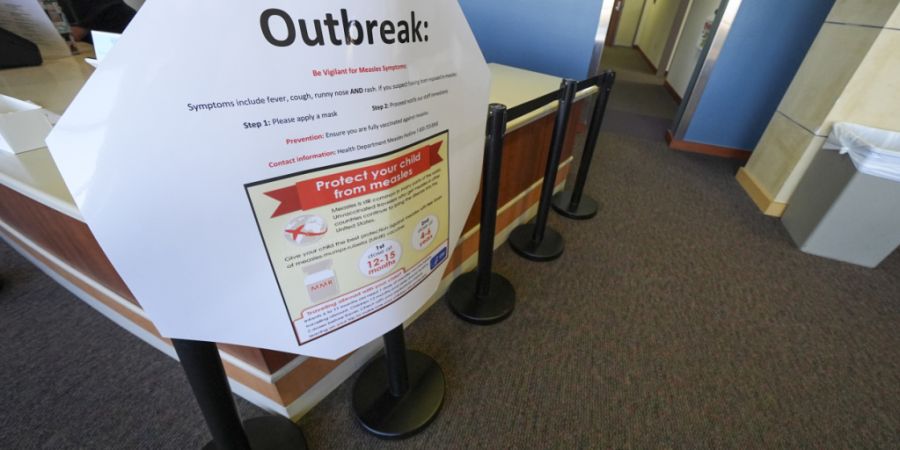 Ein Schild warnt Besucher des Tech University Health Sciences Center in Lubbock vor einem Masern-Ausbruch. Das war 2025. Die Rekordzahlen der Masern-Epidemie in diesem Jahr werden 2026...