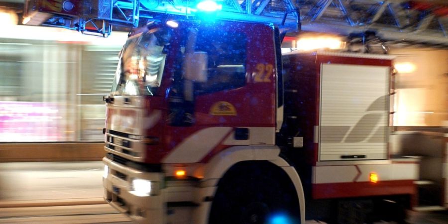 In Belp BE brannte am Freitagvormittag eine Wohnung eines Mehrfamilienhauses. Zum Zeitpunkt des Brandes befand sich niemand in der Wohnung. (Symbolbild)