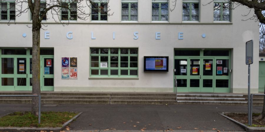 Die Liegewiesen im Gartenbad Eglisee in Basel sind wieder weitgehend zugänglich. (Archivbild)