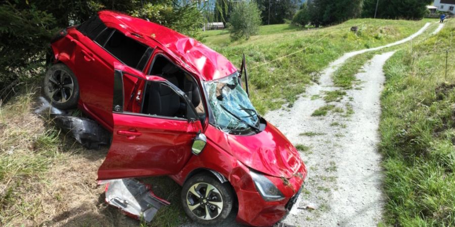 Eine Frau verletzte sich bei einem Unfall in Sarn und musste ins Spital gebracht werden.