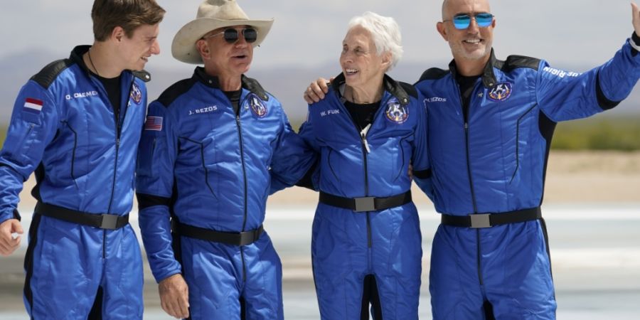 ARCHIV - Oliver Daemen (l-r) aus den Niederlanden, Jeff Bezos, Gründer von Amazon und des Weltraumtourismus-Unternehmens Blue Origin, Wally Funk, ehemalige US-Pilotin, und Mark Bezos, ...