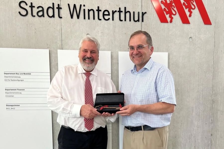 Symbolische Schlüsselübergabe im Superblock von Michael Künzle (links) an Stefan Fritschi.
