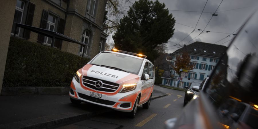 Die Stadtpolizei Winterthur konnte in der Nacht auf Dienstag ein Entführungsopfer befreien. Das Motiv der Entführer ist noch unklar. (Symbolbild)