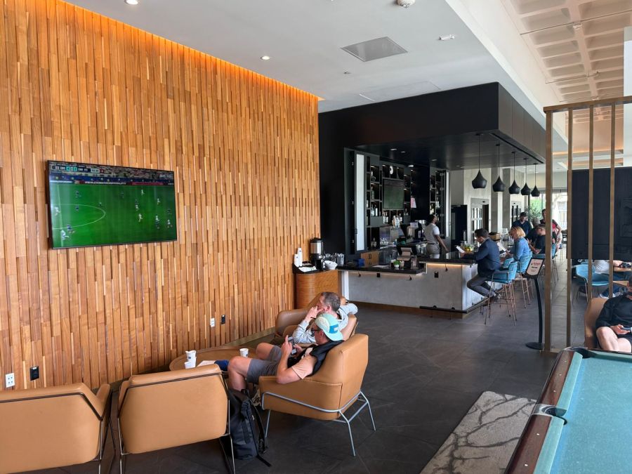 In der Hotel-Lobby wird natürlich Fussball geschaut.