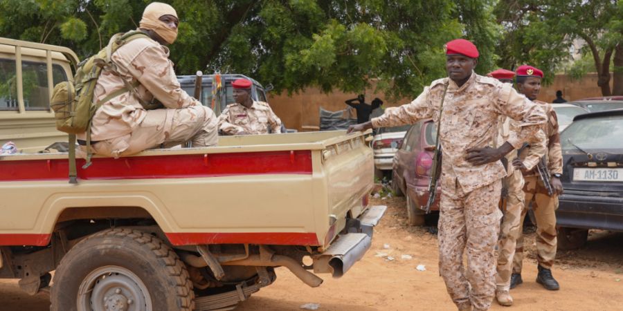 ARCHIV - Nigrische Nationalgardisten in der Hauptstadt Niamey. Foto: Sam Mednick/AP/dpa/Archivbild