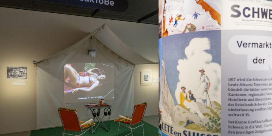 Die Ausstellung thematisiert verschiedene Aspekte des Tourismus.