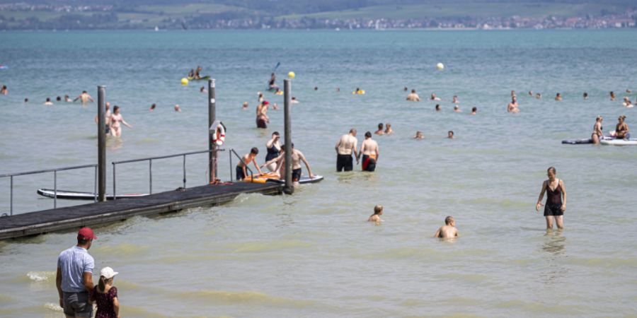 Der bisher wärmste Juni datiert von 2003, der zweitwärmste von 2025. Im Bild: Menschen kühlen sich am Bodensee ab. (Archiv)