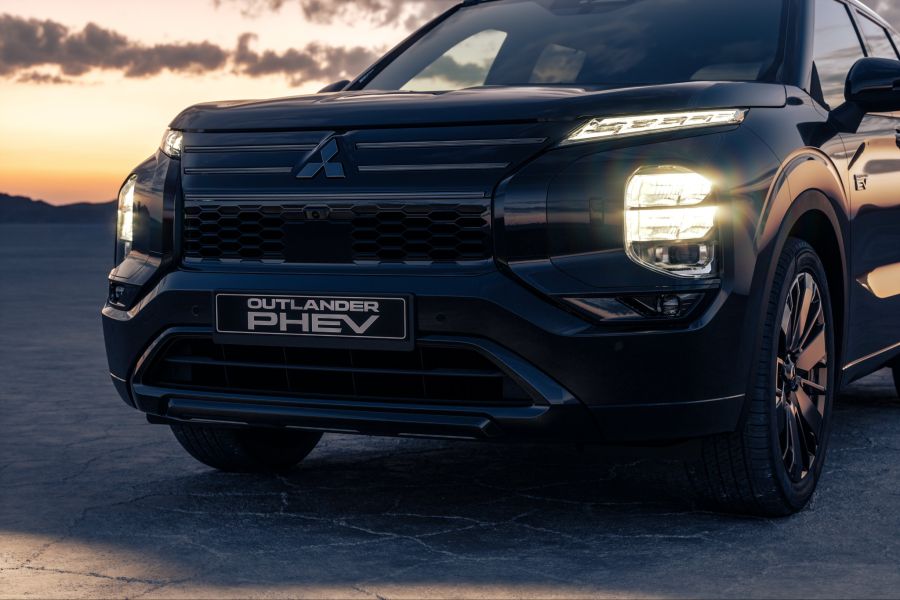 Der neue Outlander PHEV verfügt über ein weiterentwickeltes Super-Allradsystem, das Kräfte automatisch verteilt und so für optimale Performance beim Beschleunigen, Lenken und Bremsen sorgt.