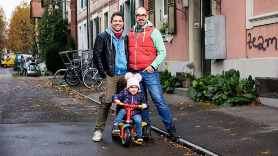 Raphael und Ciccio mit ihrer Tochter Gaia im Jahr 2020. Das Berner Paar kennt das Thema Leihmutterschaft aus eigener Erfahrung.