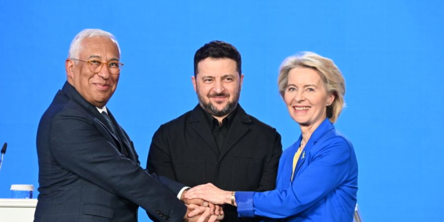 ARCHIV - EU-Ratspräsident António Costa, der ukrainische Präsident Wolodymyr Selenskyj und EU-Kommissionspräsidentin Ursula von der Leyen im Februar dieses Jahres in Kiew. Foto: Ans...