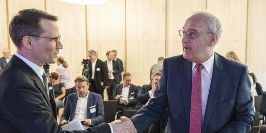 Bundespräsident Guy Parmelin (rechts) und Nationalbankpräsident Martin Schlegel am Empfang für an der bargeldlosen Offline-Zahlungslösung beteiligte Branchenvertreterinnen und -vert...