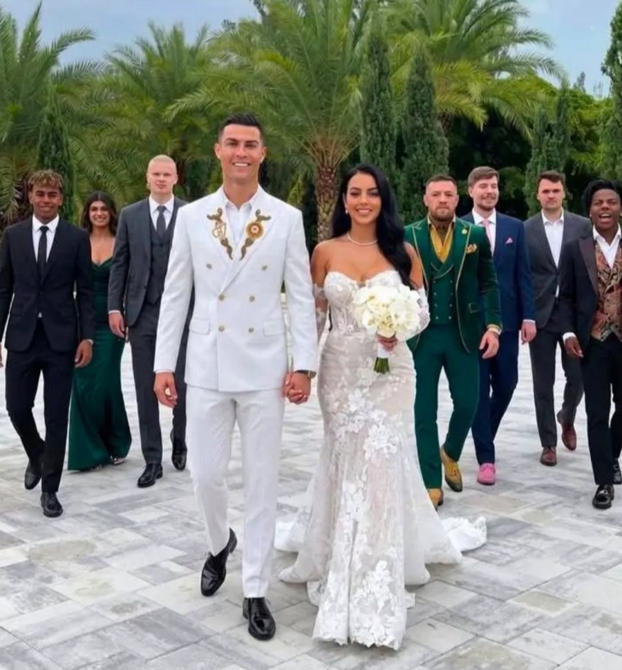 Ronaldo und seine neue Ehefrau schreiten voran – im Hintergrund verschiedene Sport-Promis und auch der gestorbene Charlie Kirk. Natürlich ist auch diese Aufnahme ein KI-Fake.