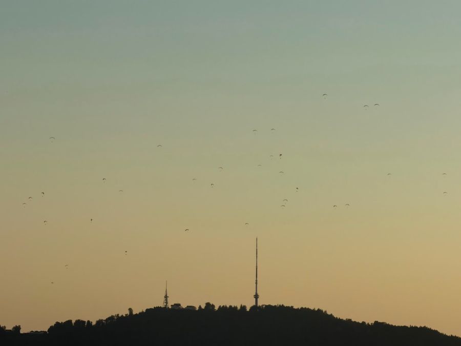 Über dem Üetliberg flogen unzählige Gleitschirmflieger.