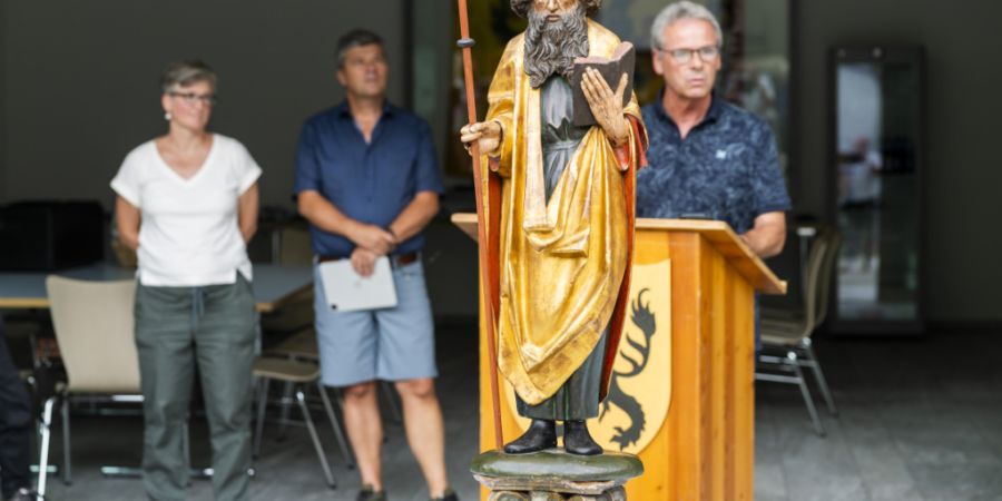 Der Gemeindepräsident von Baltschieder, Markus Nellen (r.), äusserte sich in seiner Rede erfreut über die Rückkehr der Statue.