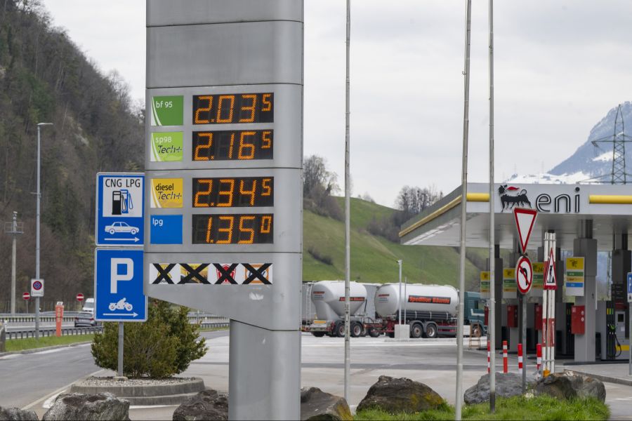 Der aktuelle Durchschnittspreis für Bleifrei 95 liegt in der Schweiz bei rund CHF 2.00 pro Liter; die günstigsten Kantone (Jura, Solothurn) liegen bei ca. CHF 1.97/L, während der teuerste Kanton (Glarus) etwa CHF 2.05/L verlangt.
