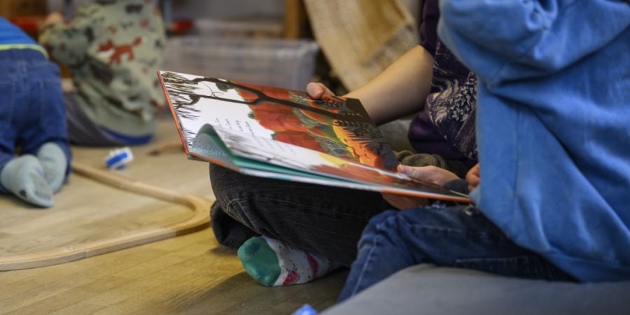 «Vorlesen baut Brücken» heisst das Motto des 9. Schweizer Vorlesetags. Am Mittwoch wird in der ganzen Schweiz an fast 300 öffentlichen Anlässen vorgelesen. (Archivbild)