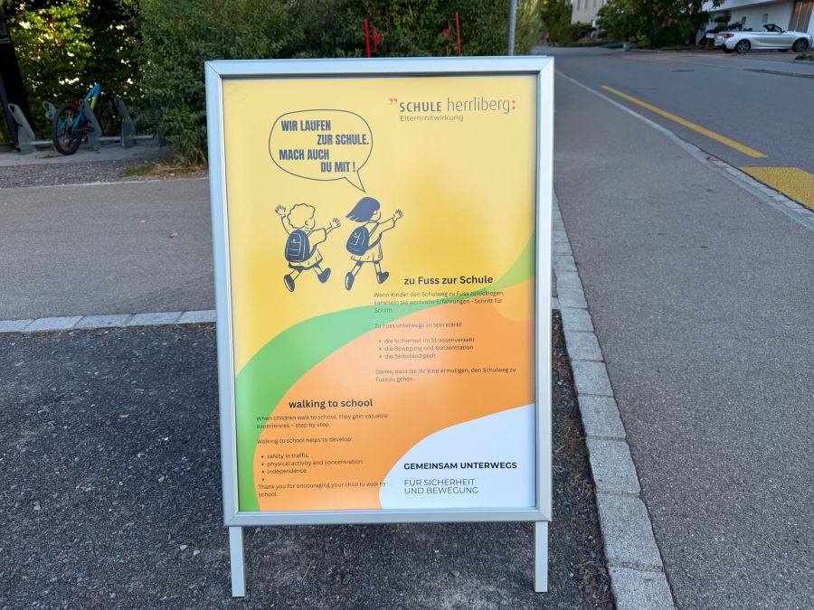 Seit dem Schulstart am Montag stehen lauter Plakate vor den Parkplätzen der Schule Herrliberg ZH.