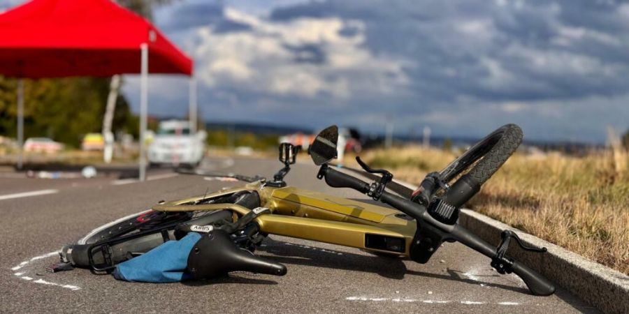 Durch den Zusammenprall mit einem Auto in Oberhasli wurde der 81-jährige E-Bike-Fahrer mehrere Meter weggeschleudert. Ein Helikopter brachte ihn ins Spital.
