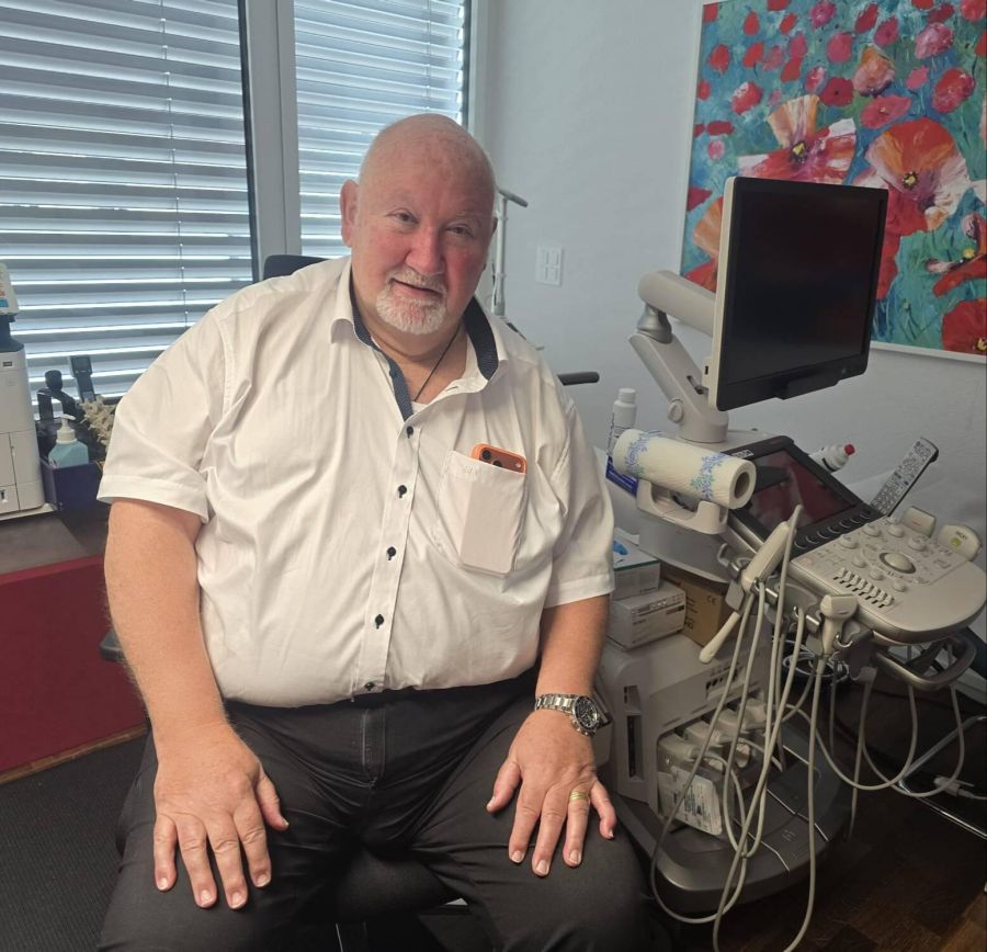 Dr. med. Stephan Fleig in seiner Praxis in Kreuzlingen.