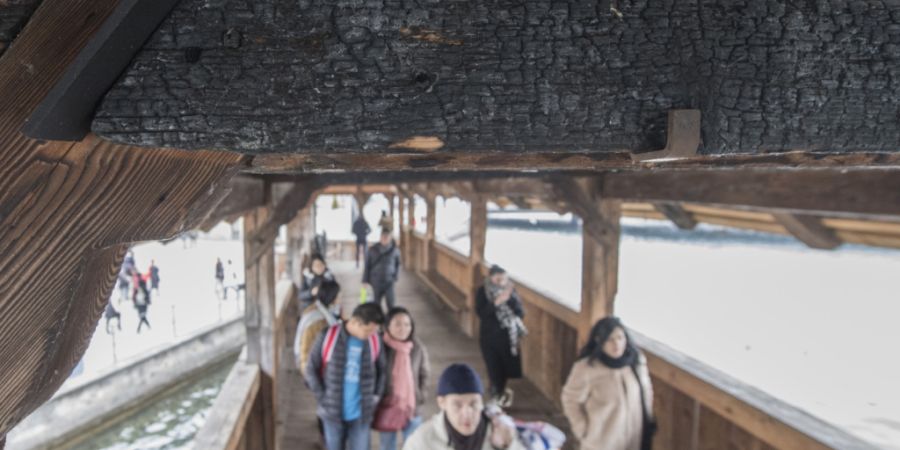 Ein Teil der Kapellbrücke ist 1993 abgebrannt. Versengte Teile erinnern noch heute an die Katastrophe. (Archivaufnahme)