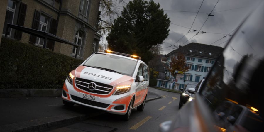 Ein 15-Jähriger klaute das Auto seiner Mutter, um mit Freunden auf Strolchenfahrt zu gehen. Dabei waren offenbar auch Drogen im Spiel. (Symbolbild)