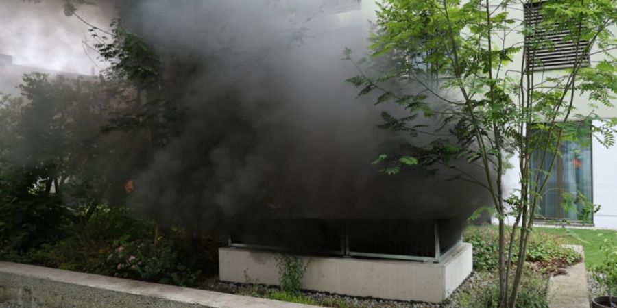 Aus der Einstellhalle stieg dichter Rauch.