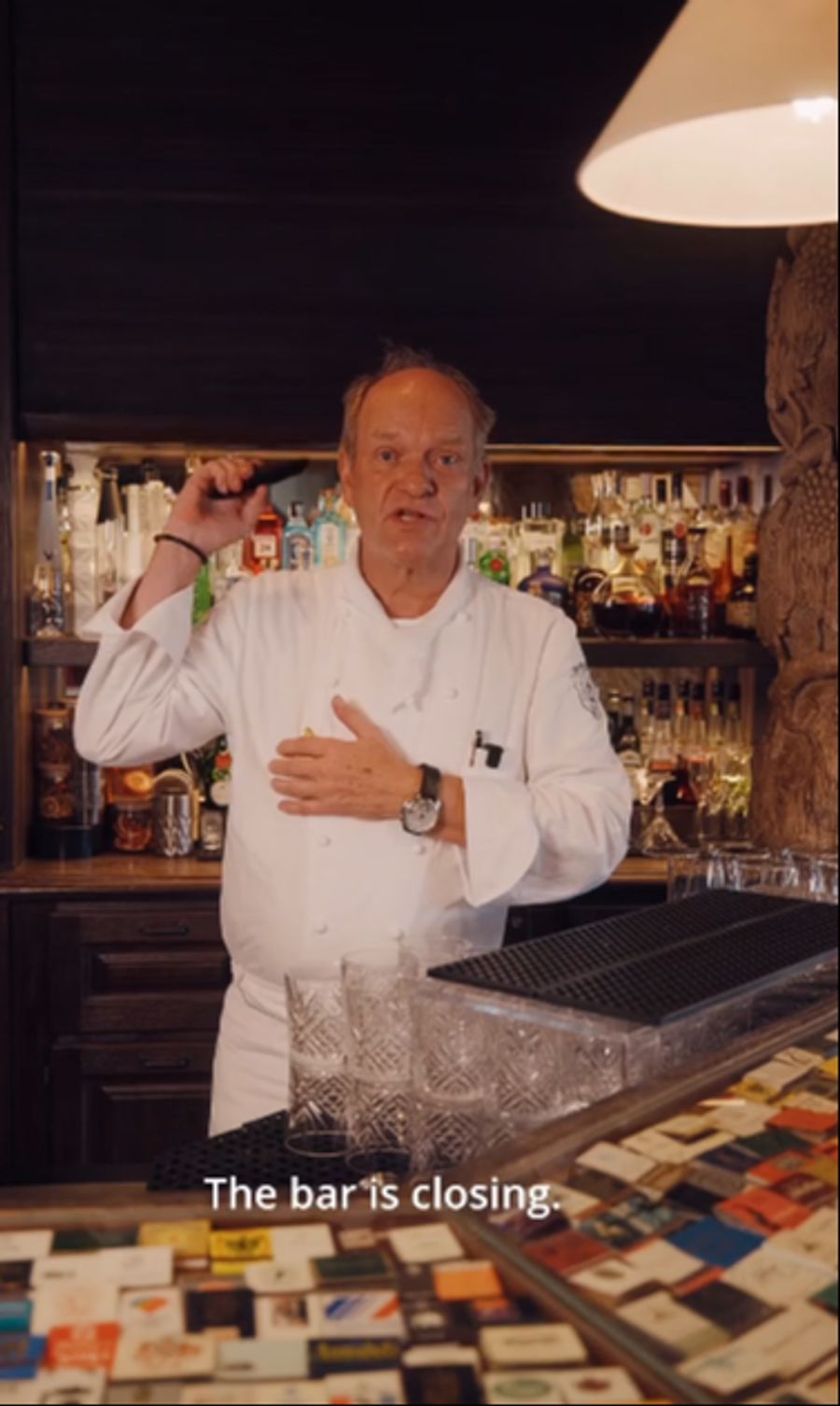 Er beendet im Video offiziell die Sommersaison – und schliesst auch gleich die Bar.