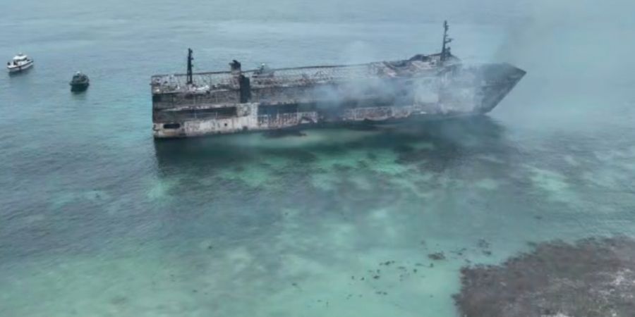 HANDOUT - Dieses Foto, das von der philippinischen Küstenwache zur Verfügung gestellt wurde, zeigt die Überreste der Fähre «MV June Aster», die vor der Küste der Provinz Palawan im...