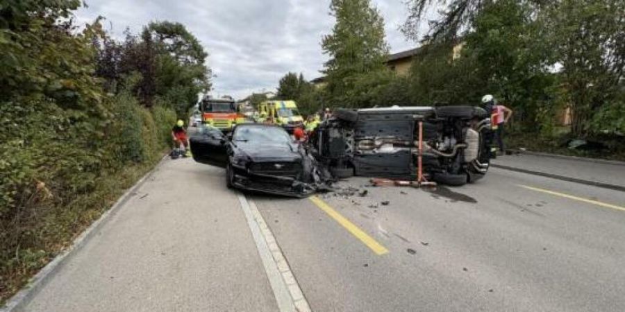 Am Donnerstagabend ist es in Hettlingen zu einer Kollision zwischen zwei Personenwagen gekommen. Dabei wurden beide Lenkerinnen verletzt.