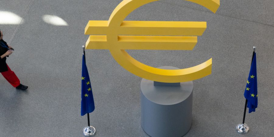 Die Europäische Zentralbank (EZB) strafft die Geldpolitik im Kampf gegen die Inflation weiter: Die Euro-Währungshüter haben zum zweiten Mal in diesem Jahr den Leitzins um 0,25 Prozen...