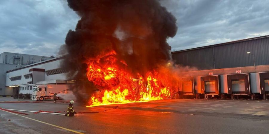 An einer Laderampe in Neuendorf SO ist am Dienstagabend ein Lastwagen in Brand geraten.