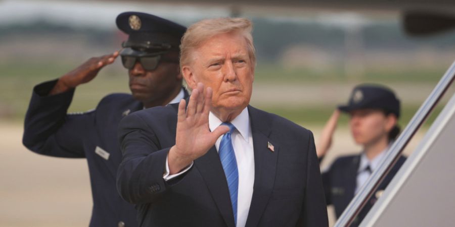 US-Präsident Donald Trump winkt nach seiner Ankunft mit der Air Force One auf der Joint Base Andrews in Maryland. Foto: Mark Schiefelbein/AP/dpa