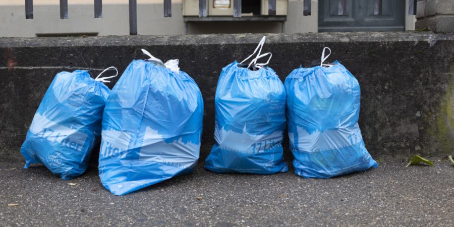 Am 1. Mai gehören in der Stadt Bern keine Kehrichtsäcke aufs Trottoir. Die städtischen Angestellten - und mit ihnen die Kehrichtabfuhr - haben dann frei. (Archivbild)