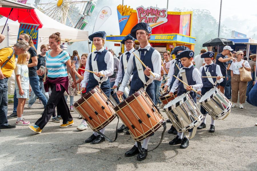 Die Tambouren führen die Gäste mit strammen Rhythmen vom Schiessstand in den Festsaal Albisgütli.