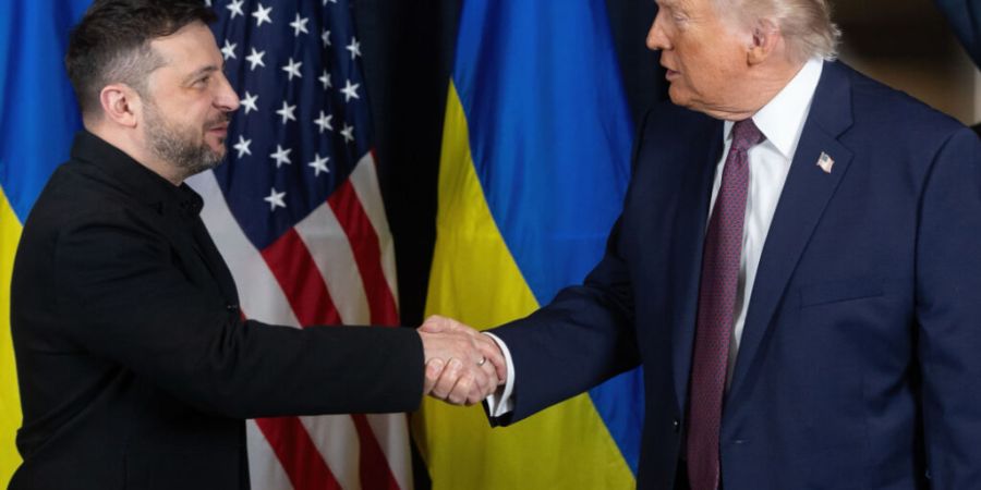 ARCHIV - US-Präsident Donald Trump (r) schüttelt dem ukrainischen Präsidenten Wolodymyr Selenskyj die Hand. Foto: Ukraine Presidency/Ukrainian Pre/Planet Pix via ZUMA Press Wire/dpa/...