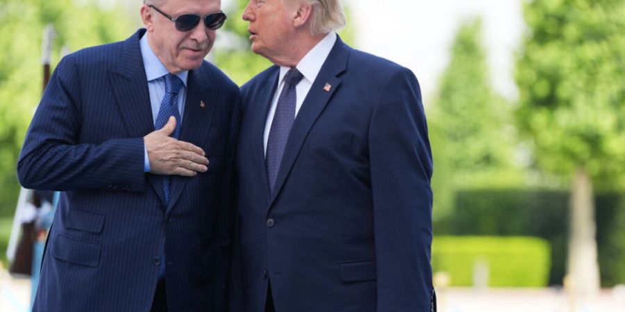 dpatopbilder - Der türkische Präsident Recep Tayyip Erdogan im Gespräch mit US-Präsident Donald Trump. Foto: Alex Brandon/AP/dpa