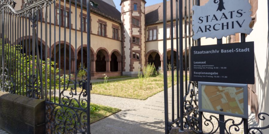 Die Bestände aus dem Staatsarchiv Basel-Stadt an der Martinsgasse (Bild) und vier Aussendepots wandern ab Oktober 2027 in den Neubau im St. Johann. Das Archiv bleibt während sechs Mon...