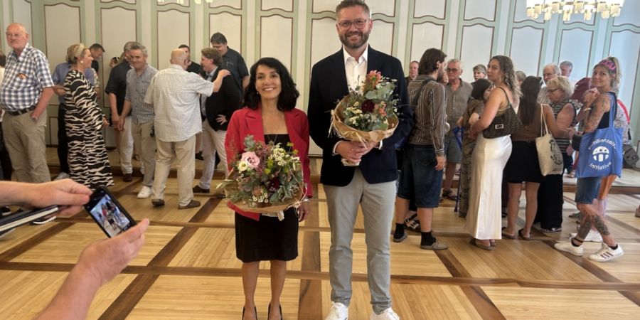 Die neue Thuner SVP-Stadtpräsidentin Eveline Salzmann mit dem frisch gewählten Gemeinderat Claudius Domeyer (SP).