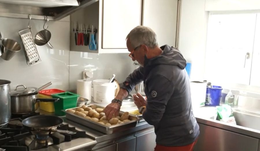 Fridli Riegg bereitet in der Küche der Glärnischhütte Essen für die angemeldeten Gäste vor.