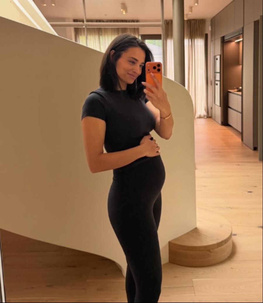 Hier zeigt Amira Aly erstmals ihren Babybauch.